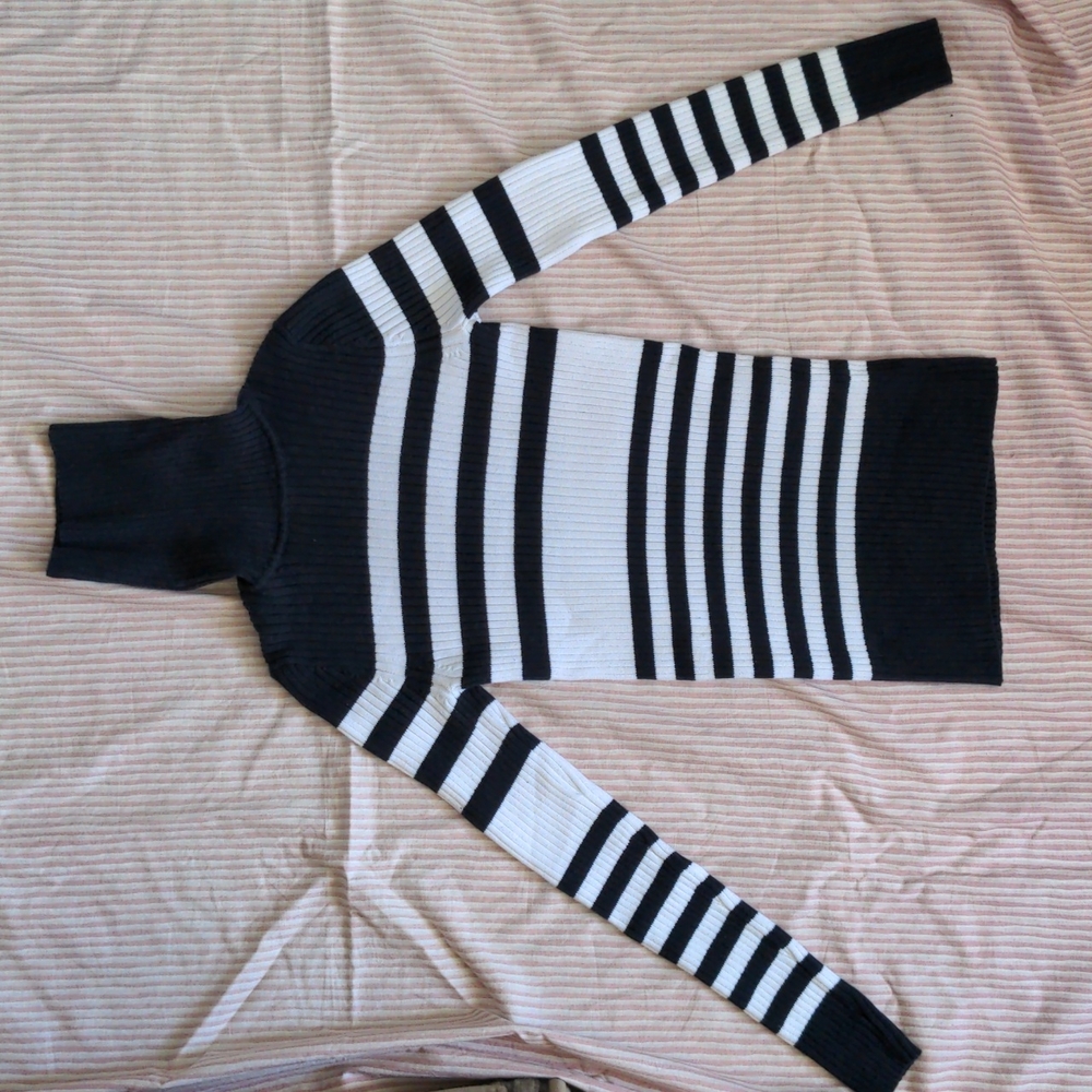 Sweater Small - Picture 7 of 8